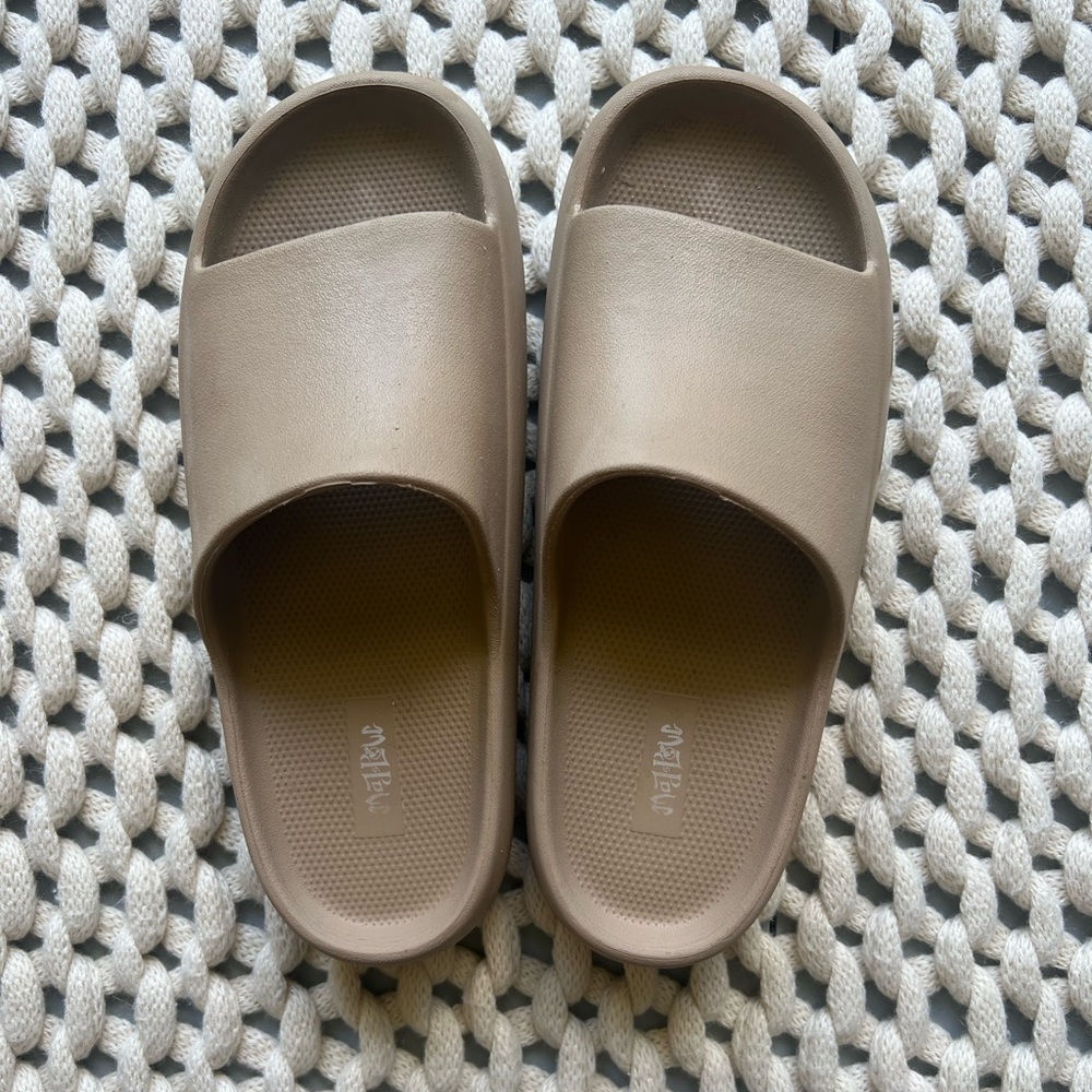 Women's Mad Love Star Slide Sandals - Taupe size 10